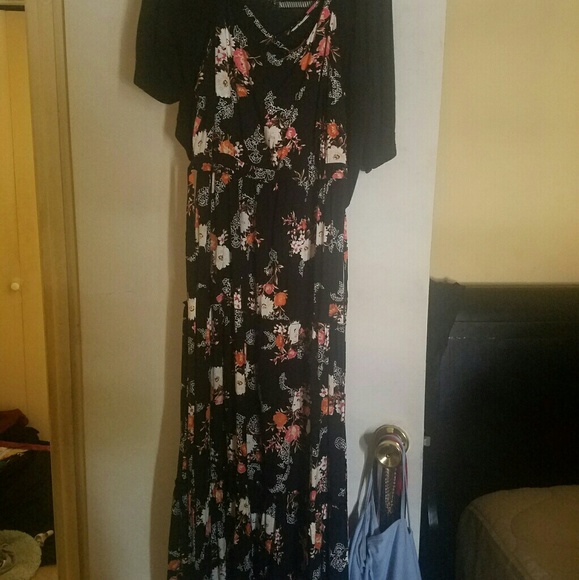 Long sleeveless dress w/black bolero shrug. - Picture 2 of 4